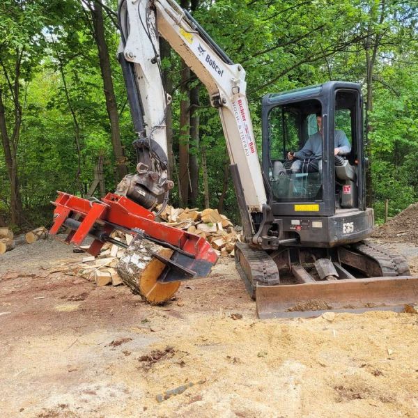 Brennholz spalten mit Baggerspalter
