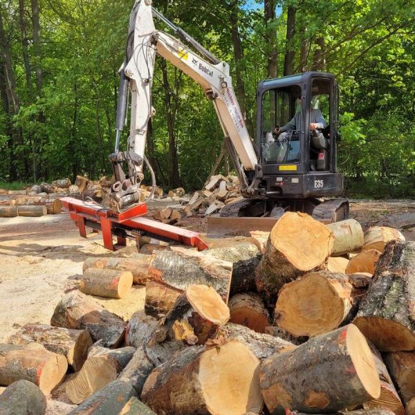 Brennholz spalten mit Baggerspalter
